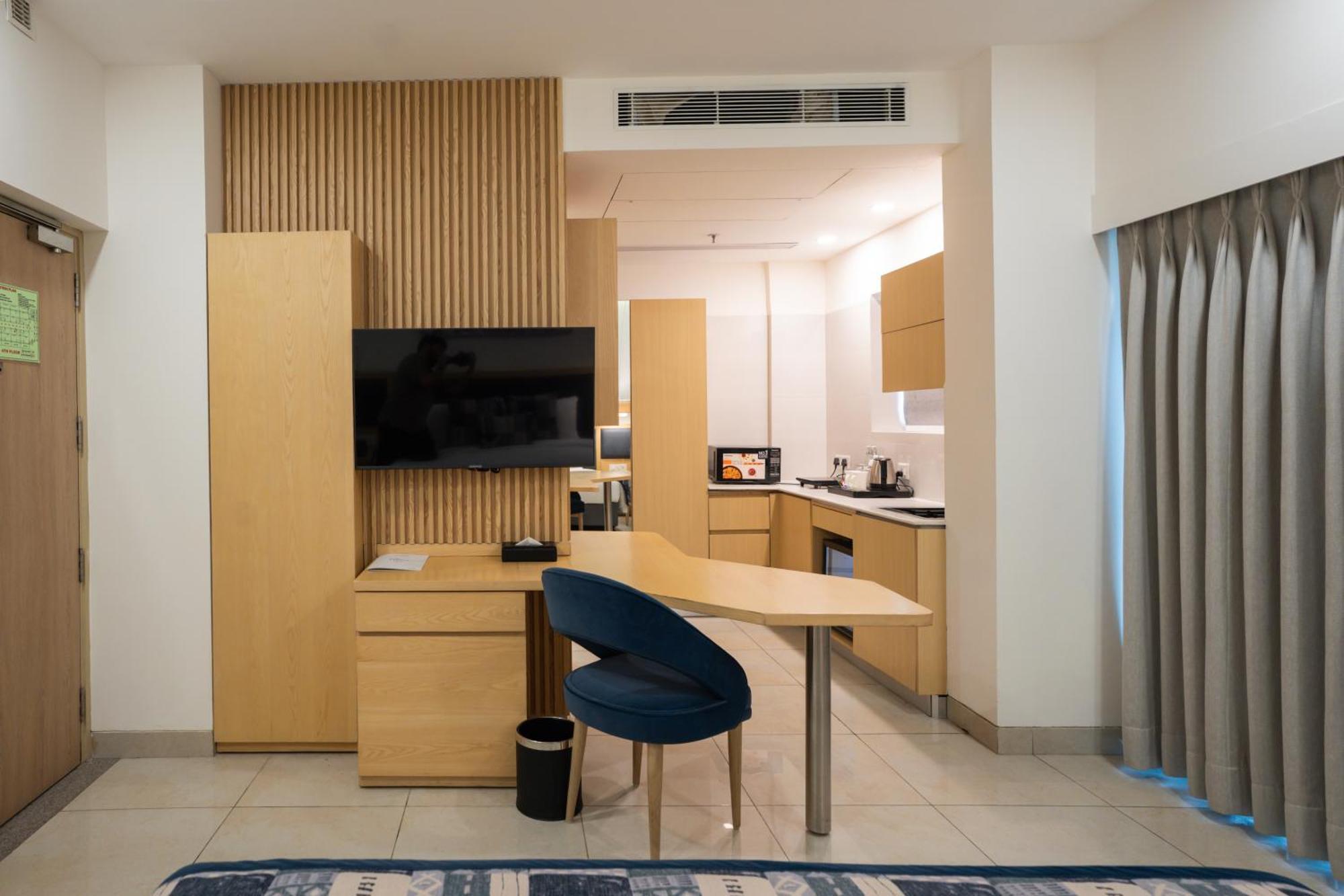 Ar Suites Klj Square Gurgáon Kültér fotó