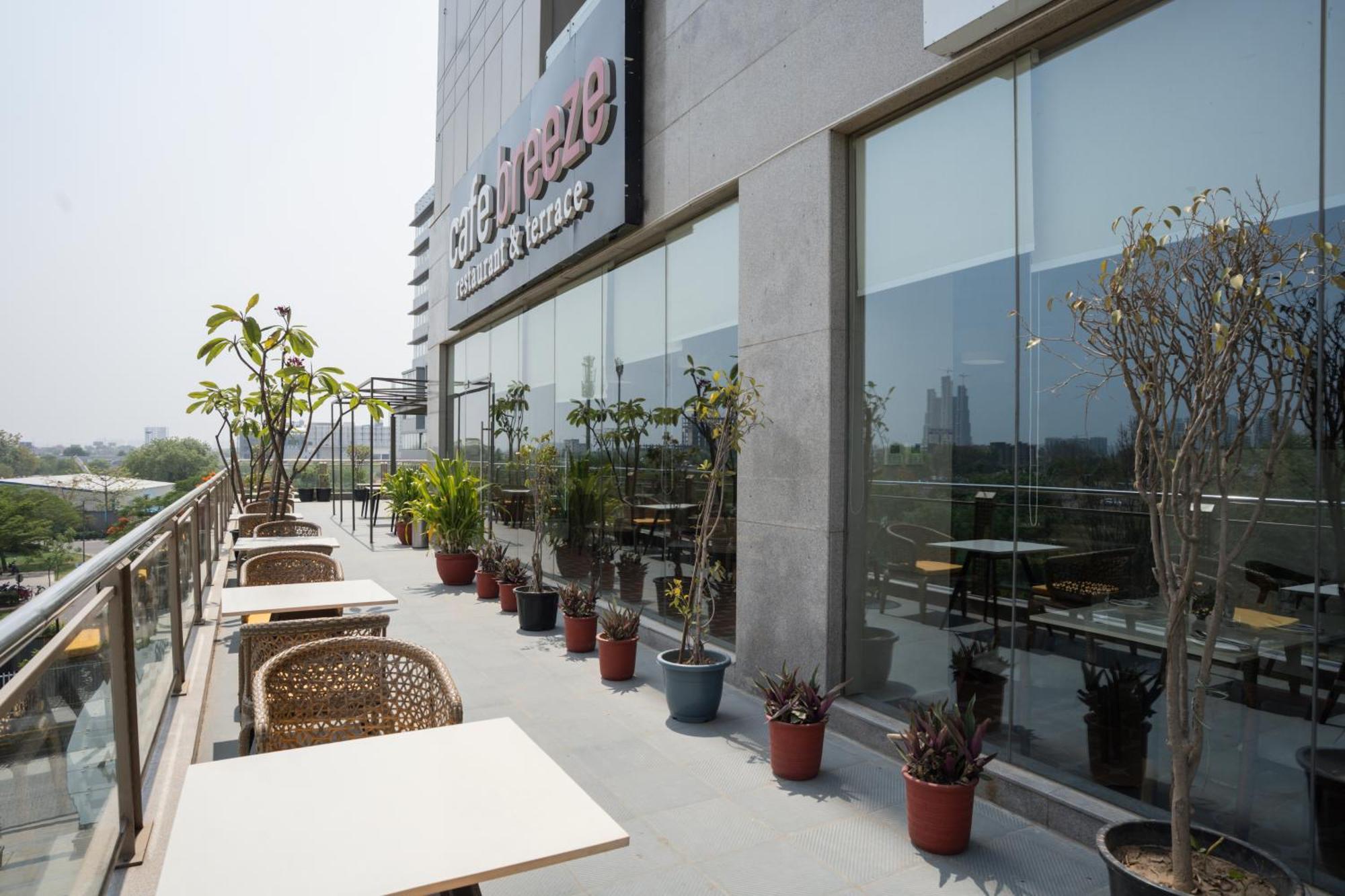 Ar Suites Klj Square Gurgáon Kültér fotó