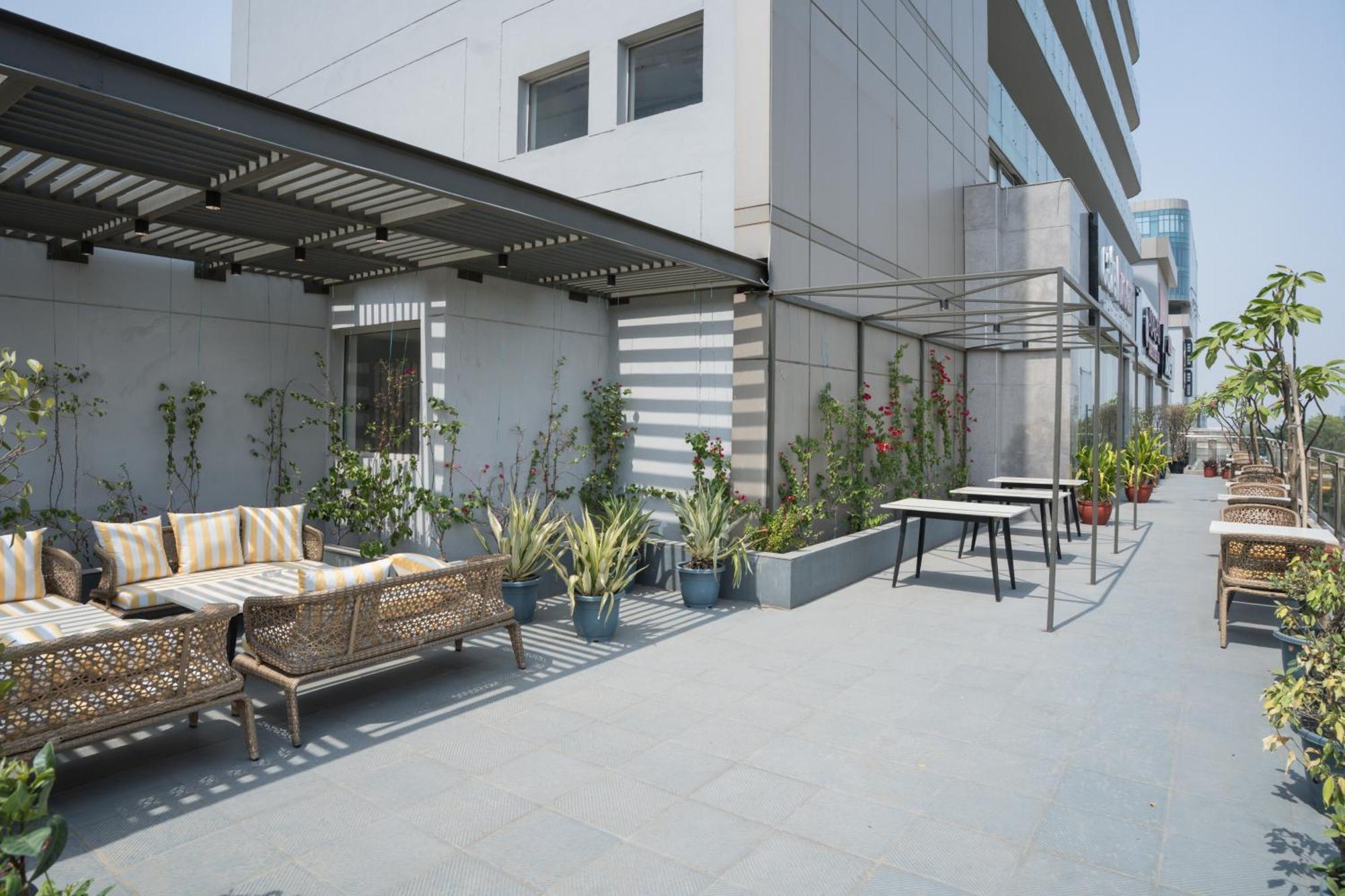 Ar Suites Klj Square Gurgáon Kültér fotó