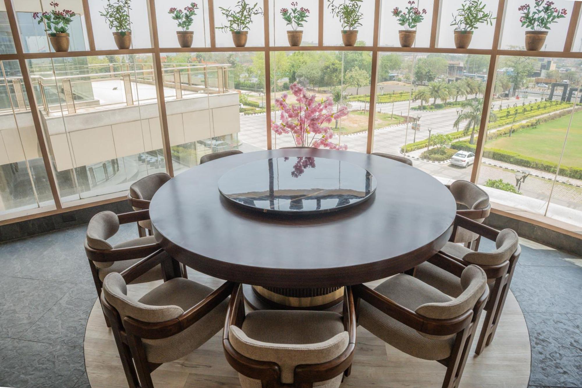 Ar Suites Klj Square Gurgáon Kültér fotó